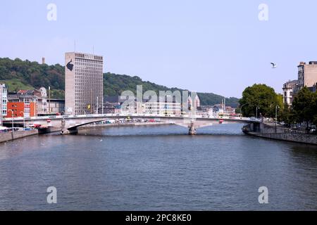 Liège, Belgique - 27 août 2017 : le pont des Arches traversant la Meuse avec derrière, le bâtiment de la ville administrative de Liège ( Banque D'Images