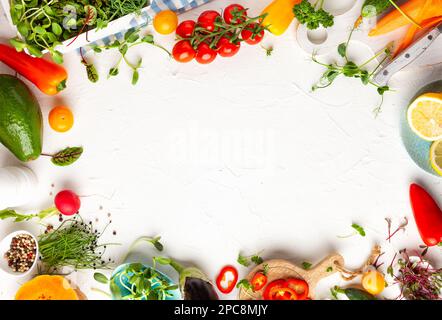 Légumes frais, fruits, micro-légumes et herbes pour cuisiner des repas sains à la maison.Cadre alimentaire avec espace de copie, vue de dessus. Banque D'Images
