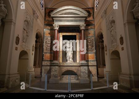 Urbino, Italie - 11 janvier 2023: Faux tombeau de Raphaël Sanzio à Urbino, lieu de naissance du peintre, copie parfaite de l'original à Rome, madein 2020 Banque D'Images