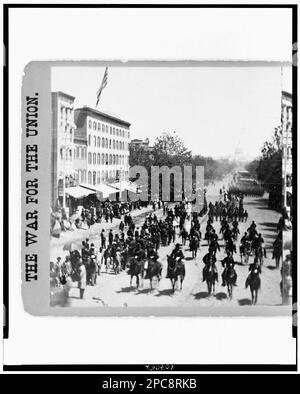 Grand examen des grandes armées vétérans de Grant et Sherman à Washington, les 23d et 24th mai 1865. La grande armée de Sherman. Vue sur Pennsylvania Avenue depuis les bâtiments du Trésor, pendant le passage de la division « Red Star ». Collection de photographies de guerre civile , original négatif : LC-B811-3324. États-Unis, Histoire, Guerre civile, 1861-1865, personnel militaire, Union, États-Unis, Histoire, Guerre civile, 1861-1865, Commémoration, Washington (D.C.) , Défilés et cérémonies militaires, Washington (D.C.), 1860-1870, Soldiers, Union, 1860-1870. Banque D'Images