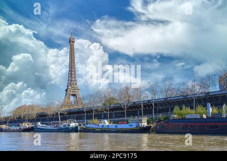 Paris, la Tour Eiffel, avec des bateaux sur la Seine Banque D'Images
