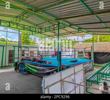 Anneau de boxe extérieur utilisé pour Muay Thai, Kick Boxing et MMA Training à Koh Phangan, Thaïlande. Avec des gants en cuir placés sur le sol Banque D'Images