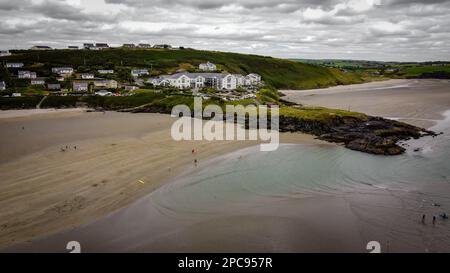 Pointe de la Vierge Marie sur la plage d'Inchydoney, côte sud de l'Irlande, vue de dessus. Une plage irlandaise populaire, une falaise côtière pittoresque. Nature irlandaise. Banque D'Images