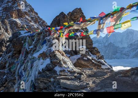 Drapeaux de prière bouddhistes sur le col de Renjo la sur la route des trois passes à Himalaya, Népal. Agitant des drapeaux de prière bouddhistes dans un magnifique paysage de montagne Banque D'Images