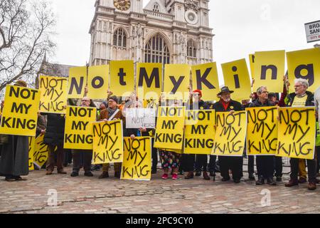 Londres, Royaume-Uni. 13th mars 2023. Les manifestants anti-monarchie tiennent des pancartes lisant « pas mon roi » lors de la manifestation devant l'abbaye de Westminster, alors que le roi Charles III et d'autres membres de la famille royale arrivent pour le Commonwealth Day Service. Crédit : SOPA Images Limited/Alamy Live News Banque D'Images