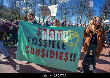 Les manifestants tiennent une bannière qui se lit comme suit : « PLUS DE SUBVENTIONS AUX FOSSILES !! » pendant la démonstration. Extinction la rébellion a organisé cet après-midi un blocus sur l'autoroute A12 à la Haye, malgré l'interdiction de la municipalité. La police est intervenue après la date limite de 5 heures. Vers 5:10, la police a commencé à briser la manifestation. Le fameux « jet de grenouille » du canon à eau allemand a été utilisé pour disperser les manifestants lors de leur sit-down, ce qui a eu très peu d'effet car la plupart d'entre eux étaient préparés à un tel événement. Selon la rébellion de l'extinction, plus de 3 000 manifestants ont été impliqués dans t Banque D'Images