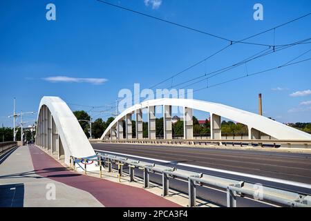 Structure en acier du pont au-dessus de la rivière Warta à Poznan, Pologne Banque D'Images