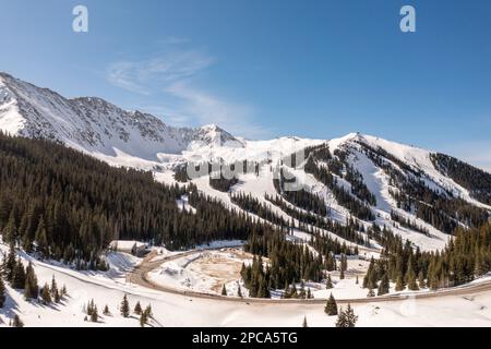 Vue aérienne du domaine skiable d'Arapahoe Basin par une belle journée d'hiver. Banque D'Images