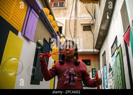 Gaza, Palestine. 13th mars 2023. Gaza, Palestine.13 mars 2023 les artistes palestiniens illuminent les murs des maisons du quartier Al-Zaytoun de la ville de Gaza avant le mois sacré musulman du Ramadan. Crédit : ZUMA Press, Inc./Alay Live News Banque D'Images