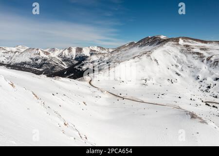 Vue aérienne de l'US Highway 6 au Loveland Pass Summit, Colorado, États-Unis, par une belle journée d'hiver. Banque D'Images