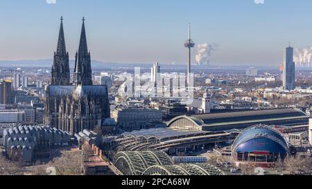 Gratte-ciel s'élevant au-dessus de la ville de Cologne lors d'une journée de printemps Banque D'Images