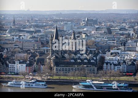 Gratte-ciel s'élevant au-dessus de la ville de Cologne lors d'une journée de printemps Banque D'Images