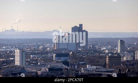 Gratte-ciel s'élevant au-dessus de la ville de Cologne lors d'une journée de printemps Banque D'Images