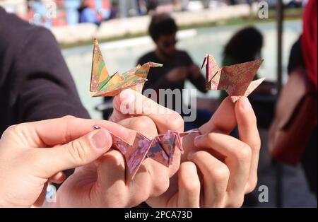 Rome, Italie. 13th mars 2023. Des activistes font de l'origami à l'Université la Sapienza pour soutenir les femmes iraniennes, Rome, Italie, 13 mars 2023. Initiatives pour soutenir le peuple iranien opprimé par le gouvernement des mollahs. (Photo d'Elisa Gestri/SIPA USA) crédit: SIPA USA/Alay Live News Banque D'Images