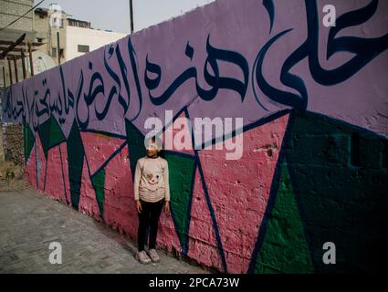 Gaza, Palestine. 13th mars 2023. Gaza, Palestine.13 mars 2023 les artistes palestiniens illuminent les murs des maisons du quartier Al-Zaytoun de la ville de Gaza avant le mois sacré musulman du Ramadan. Crédit : ZUMA Press, Inc./Alay Live News Banque D'Images