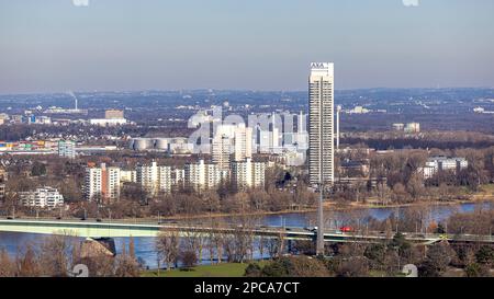 Gratte-ciel s'élevant au-dessus de la ville de Cologne lors d'une journée de printemps Banque D'Images