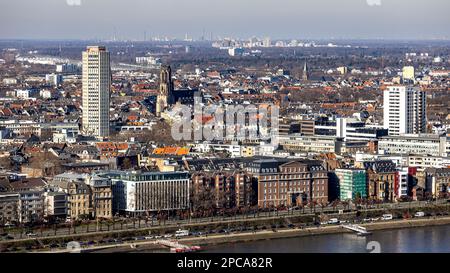 Gratte-ciel s'élevant au-dessus de la ville de Cologne lors d'une journée de printemps Banque D'Images