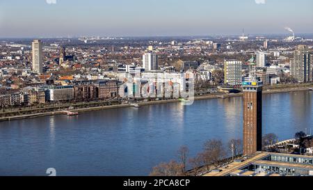 Gratte-ciel s'élevant au-dessus de la ville de Cologne lors d'une journée de printemps Banque D'Images