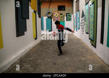 Gaza, Palestine. 13th mars 2023. Gaza, Palestine.13 mars 2023 les artistes palestiniens illuminent les murs des maisons du quartier Al-Zaytoun de la ville de Gaza avant le mois sacré musulman du Ramadan. Crédit : ZUMA Press, Inc./Alay Live News Banque D'Images