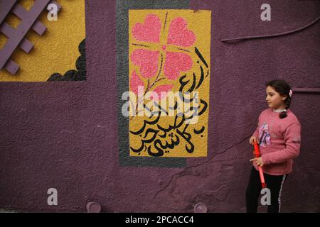 Gaza, Palestine. 13th mars 2023. Gaza, Palestine.13 mars 2023 les artistes palestiniens illuminent les murs des maisons du quartier Al-Zaytoun de la ville de Gaza avant le mois sacré musulman du Ramadan. Crédit : ZUMA Press, Inc./Alay Live News Banque D'Images