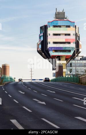 Berlin, Allemagne 10-31-2019 Bierpinsel (bière à la brosse), une tour d'observation brutaliste de 47 mètres de haut domine la ligne d'horizon de la Schloßstraße à Steglitz Banque D'Images