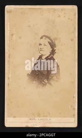 First Lady Mary Todd Lincoln, portrait en demi-longueur, debout, orienté vers la gauche. Liljenquist Family Collection of civil War Photographs , pp/liljpaper, pp/liljwoch. Lincoln, Mary Todd, 1818-1882, États-Unis, History, Guerre civile, 1861-1865, femmes, Union, épouses des présidents, 1860-1870. Banque D'Images