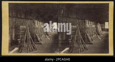 Fusils à Bayoneted sur des casiers à l'arsenal de 134th Illinois Volunteer Infantry, Columbus, Kentucky / de Carbutt Garden City Photographic Gallery. 131 Lake Street, Chicago. Titre conçu par le personnel de la Bibliothèque, Purchase; Jeffrey Kraus; 2011; (DLC/PP-2011:122). Etats-Unis, Army, Illinois Infantry Regiment, 134th (1864), Equipment & fournitures, Kentucky, Columbus, Armories, Union, Kentucky, Columbus, 1860-1870, Rifles, 1860-1870, baïonnettes, 1860-1870, États-Unis, Histoire, Guerre civile, 1861-1865, Equipement et fournitures, Union. Banque D'Images