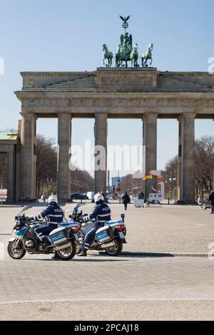 Berlin, ALLEMAGNE, 24-03-2020 présence de la police dans la porte de Brandebourg anormalement vide. Deux policiers en moto gardent le monument allemand Banque D'Images