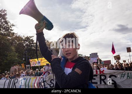 Berlin, Allemagne 9-20-2019 Un jeune adolescent avec Megaphone à la tête D'Un vendredi pour une future manifestation à Berlin Banque D'Images