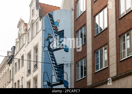 Célèbre fresque de Tintin, capitaine Haddock et Snowy descendre les escaliers comme une murale à Bruxelles en face du mannequin pis. Banque D'Images