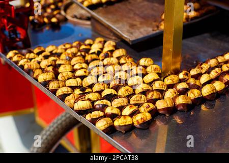 Châtaignes grillées sur le comptoir d'une rue. Cuisine de rue à Istanbul. Banque D'Images