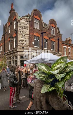 The Royal Oak Pub, Columbia Street - Une maison publique traditionnelle située à Bethnal Green. Le marché aux fleurs de Columbia Road se trouve à la sortie de Hackney RO Banque D'Images