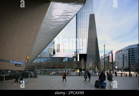 les gens se trouvent en face de la gare centrale de rotterdam Banque D'Images