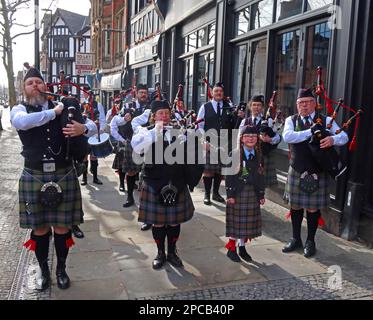 Groupe de tuyaux à la St Patricks Day 2023 Irish Community Parade Orford LN Warrington à Bridge Street IRA Bombing Memorial, Cheshire, Royaume-Uni Banque D'Images