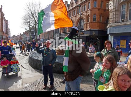 St Patrick Day 2023 Irish Community Parade Orford LN Warrington to Bridge Street IRA Bombing Memorial, Cheshire, Royaume-Uni - Homme avec Tricolore Banque D'Images