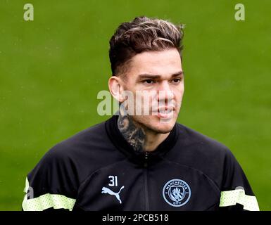 Etihad Stadium, Manchester, Royaume-Uni. 13th mars 2023. Conférence de presse et session d'entraînement avant le match de l'UEFA Champions League Round of 16 contre RB Leipzig à Manchester, en Angleterre. Ederson, gardien de Manchester City, lors d'une séance d'entraînement ouverte à la City football Academy, avant le match de demain soir contre RB Leipzig Credit: Action plus Sports/Alay Live News Banque D'Images