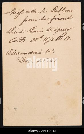 Colonel Louis Wagner de Co D, 88th Pennsylvania Infantry Regiment en uniforme avec épée et revolver, debout devant un fond peint montrant un camp militaire avec des tentes / Brady, Washington. Collection de photos de la guerre civile de la famille Liljenquist , pp/papier liljpaper. Wagner, Louis, 1838-1914, États-Unis, Army, Pennsylvania Infantry Regiment, 88th (1861-1865), People, Soldiers, Union, 1860-1870, backdrops, 1860-1870, poignards et épées, 1860-1870, Prisonniers de guerre, Union, 1860-1870, armes de poing, 1860-1870, Uniformes militaires, Union, 1860-1870, États-Unis, Histoire, Guerre civile, 1861-1865, Milit Banque D'Images