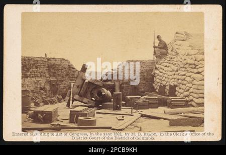 Soldat non identifié en uniforme Union avec fusil assis sur un mur de briques surplombant un canon explosé à Yorktown / M.B. Brady. Collection de photos de la guerre civile de la famille Liljenquist , pp/papier liljpaper. Etats-Unis, Armée, peuple, Virginie, Yorktown, 1860-1870, soldats, Union, Virginie, Yorktown, 1860-1870, canons, Virginie, Yorktown, 1860-1870, Uniformes militaires, Union, 1860-1870, États-Unis, Histoire, Guerre civile, 1861-1865, personnel militaire, Union. Banque D'Images