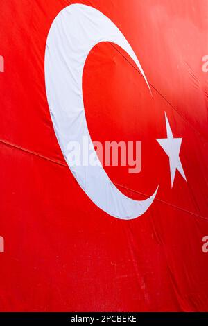 Photo drapeau turc vertical en plein format. Jours fériés nationaux du Turkiye. 29th octobre ou 23rd avril ou 19th mai ou 30th août photo de fond. Banque D'Images