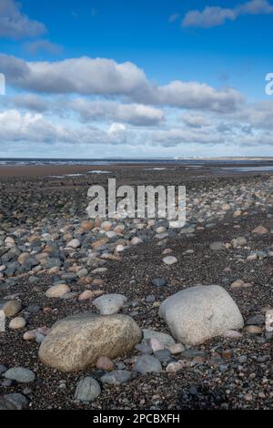 Les vagues longeant une plage pierreuse au large de Bootle, en Cumbria, sur la côte de la mer d'Irlande. Cumbria, Royaume-Uni. Banque D'Images