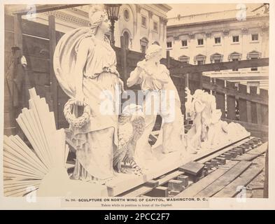 Sculpture sur l'aile nord du Capitole, Washington, D.C. Pris en position devant le Capitole. Titre transcrit de l'article no 289, un autre exemplaire traité comme LOT 4336, dans: Album photographique de la route ferroviaire militaire des États-Unis, page 65. Capitole des États-Unis (Washington, D.C.), 1860-1870, Columbia (caractère symbolique), 1860-1870, Sculpture, Washington (D.C.), 1860-1870, États-Unis, History, Guerre civile, 1861-1865. Banque D'Images