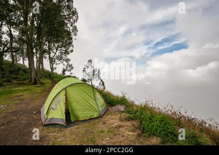 Ma tente au camp de Sembalun Rim sur le mont Rinjani, Lombok, Indonésie Banque D'Images