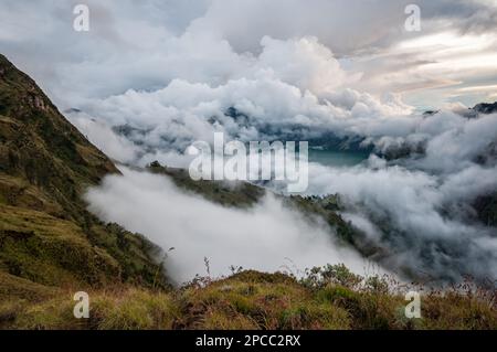 Brume et nuages sur le mont Rinjani du camp de Sembalun Rim, Lombok, Indonésie Banque D'Images