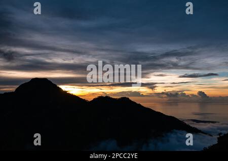 Coucher de soleil depuis le camp de Sembalun sur le mont Rinjani, Lombok, Indonésie Banque D'Images