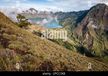 Lac Segara Anak caldera sur le mont Rinjani, Lombok, Indonésie Banque D'Images