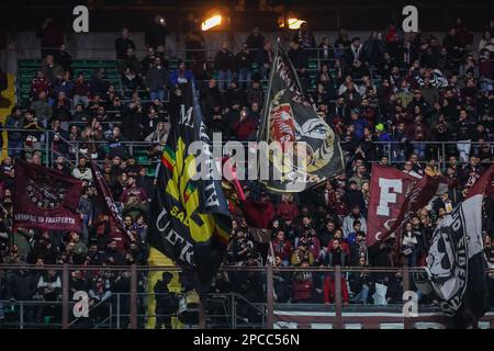 US Salernitana 1919 supporters pendant la série Un match de football 2022/23 entre AC Milan et US Salernitana 1919 au stade San Siro, Milan, Italie sur 13 mars 2023 Banque D'Images