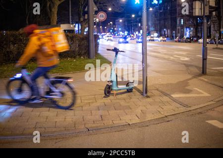 Munich, Allemagne. 13th mars 2023. Un e-scooter de Tier est placé sur la chaussée à Munich, Allemagne sur 13 mars 2023. (Photo par Alexander Pohl/Sipa USA) crédit: SIPA USA/Alay Live News Banque D'Images