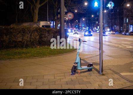 Munich, Allemagne. 13th mars 2023. Un e-scooter de Tier est placé sur la chaussée à Munich, Allemagne sur 13 mars 2023. (Photo par Alexander Pohl/Sipa USA) crédit: SIPA USA/Alay Live News Banque D'Images