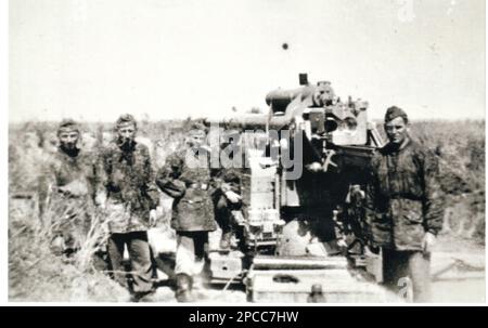 Photo de la deuxième Guerre mondiale les soldats de Waffen SS à Camo Smocks s'entraînent sur un 88mm Flack sur le Western Front 1944 Banque D'Images