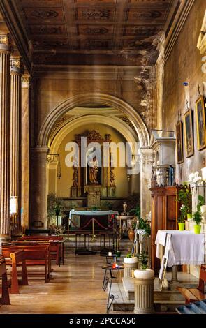 Nice, France - 5 août 2022 : allée chapelle notre-Dame du Port Eglise Eglise Eglise notre-Dame du Port dans le quartier historique du Port de Nice et de la marina Banque D'Images